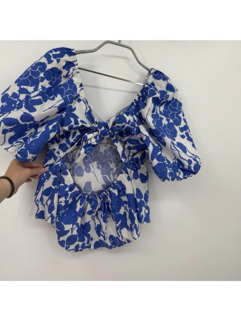 Hyacinth House by Tuckernuck Blue Fiouri Blouse size S Puff Sleeve Sweetheart